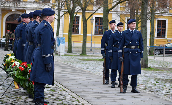 Die Bundeswehr beteiligte sich an der Kranzniederlegung an der Gedenkstele für das Reichsbanner.
