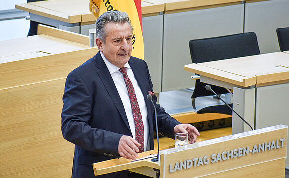 Landtagspräsident Dr. Gunnar Schellenberger spricht zur Festveranstaltung 100 Jahre Reichsbanner Schwarz-Rot-Gold.