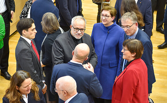Blick in die Festveranstaltung zu 100 Jahre Reichsbanner Schwarz-Rot-Gold. Zu sehen sind unter anderem die SPD-Vorsitzende Saskia Esken und Bundesbauministerin Klara Geywitz.