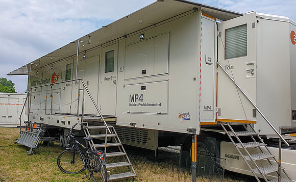 Übertragungswagen des ZDF, sieht ein bisschen aus, wie ein großer Campingwagen