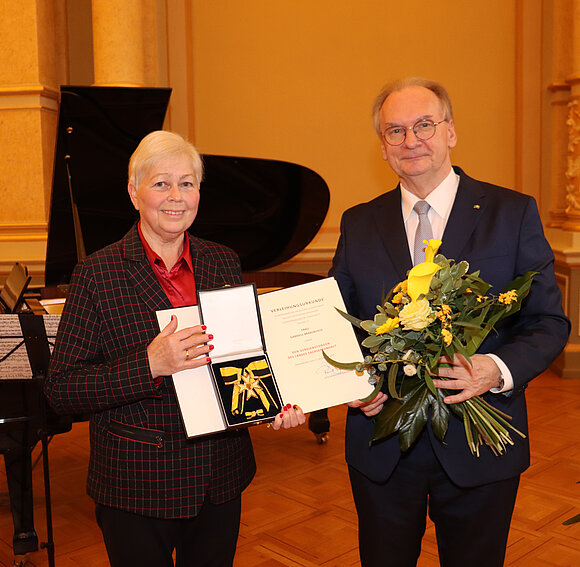 Die frühere Landtagspräsidentin Gabriele Brakebusch wurde von Ministerpräsident Dr. Reiner Haseloff mit dem Verdienstorden des Landes Sachsen-Anhalt geehrt.