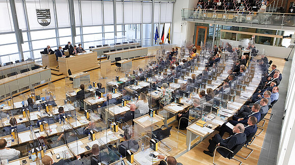 Blick von oben in den vollbesetzten Plenarsaal