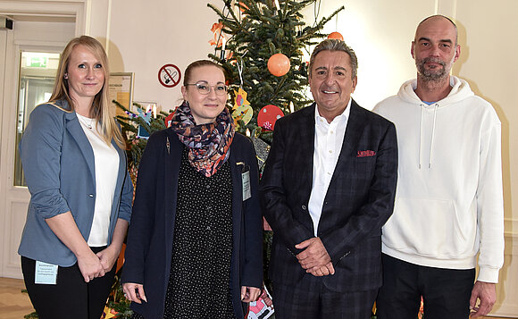 Das Team vom Nestwärme e.V. mit Landtagspräsident Dr. Gunnar Schellenberger (2.v.r.).