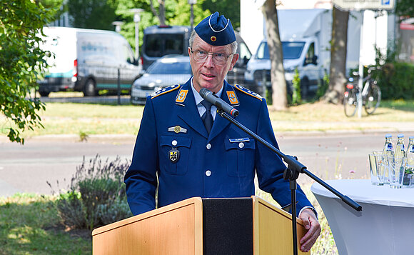 Oberst Bernd Albers, Kommandeur des Landeskommandos Sachsen-Anhalt, spricht während der Gedenkveranstaltung.