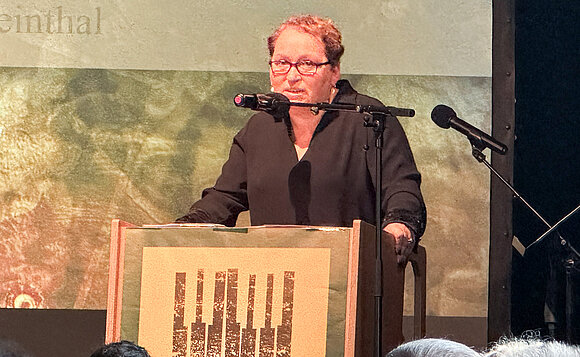 Inessa Myslitska, Vorstandsvorsitzende der Magdeburger Synagogengemeinde, sprach Worte des Gedenkens.