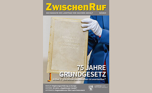 Das Titelbild des ZwischenRufs zeigt die Originalausgabe des Grundgesetzes.