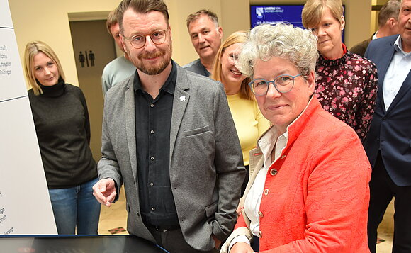 Landtagsvizepräsidentin Anne-Marie Keding und Dr. Christian Faludi von der GEDG weihten den Medientisch im Landtag ein.