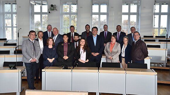 ltlsa/smü Gruppenbild im Plenarsaal: Die Gäste aus Arizona mit den Mitgliedern des Wissenschaftsausschusses des Landtags.