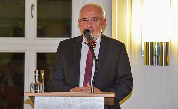 Prof. Dr. Alexander Roßnagel spricht am Rednerpult im Landtag von Sachsen-Anhalt.