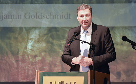 Superintendent Stephan Hoenen spricht Worte des Gedenkens.