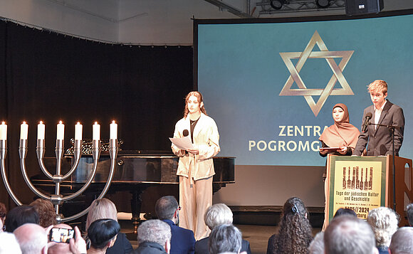 Schülerinnen und Schülern vom Geschwister-Scholl-Gymnasium Magdeburg stellten ihr Projekt zum israelitischen Friedhof Magdeburg vor.