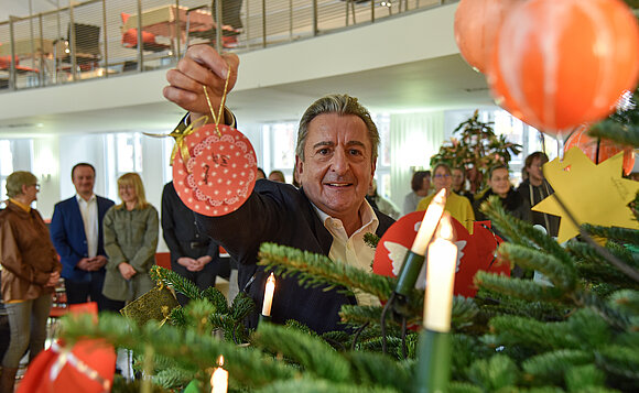 Landtagspräsident Dr. Gunnar Schellenberger beim Aufhängen eines Wunschzettels an den Wunschbaum des Landtags.