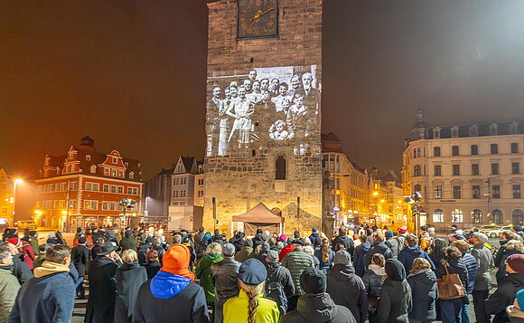 Auf die Fassade des Roten Turms wurden Fotos und Filme projiziert, die hallesche Jüdinnen und Juden zeigen, die im Nationalsozialismus ermordet wurden.