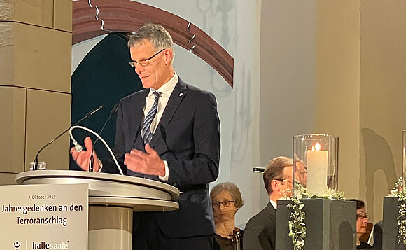 Halles Bürgermeister Egbert Geier während seiner Rede in der Hallenser Ulrichskirche.