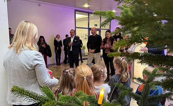 Kleines Kita-Programm während der Schmück-Aktion rund um den Weihnachtsbaum im Foyer des Landtags.