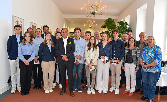 Gruppenfoto: Landessieger Jugend forscht und Präsident