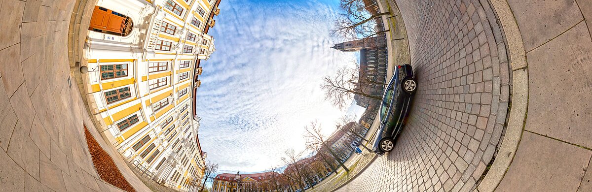 360 Grad Blick auf das Landtagsgebäude und den Domplatz