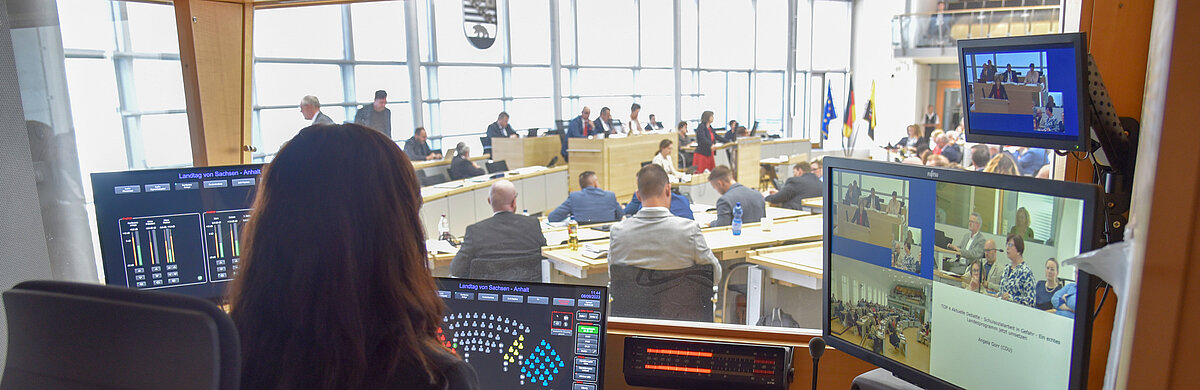 Blick vom Raum der Medientechnik ins Plenum.