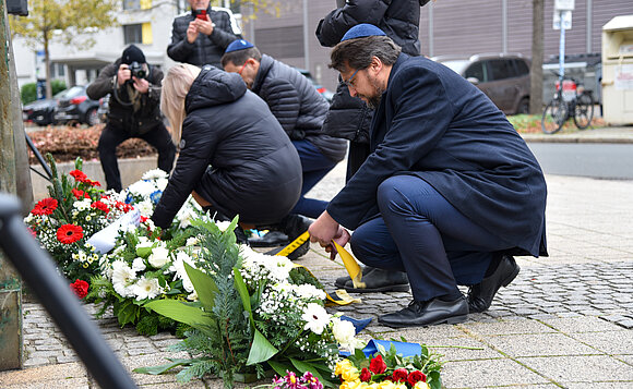 Blumen und Kränze vor dem Mahnmal der zerstörten Magdeburger Synagoge.