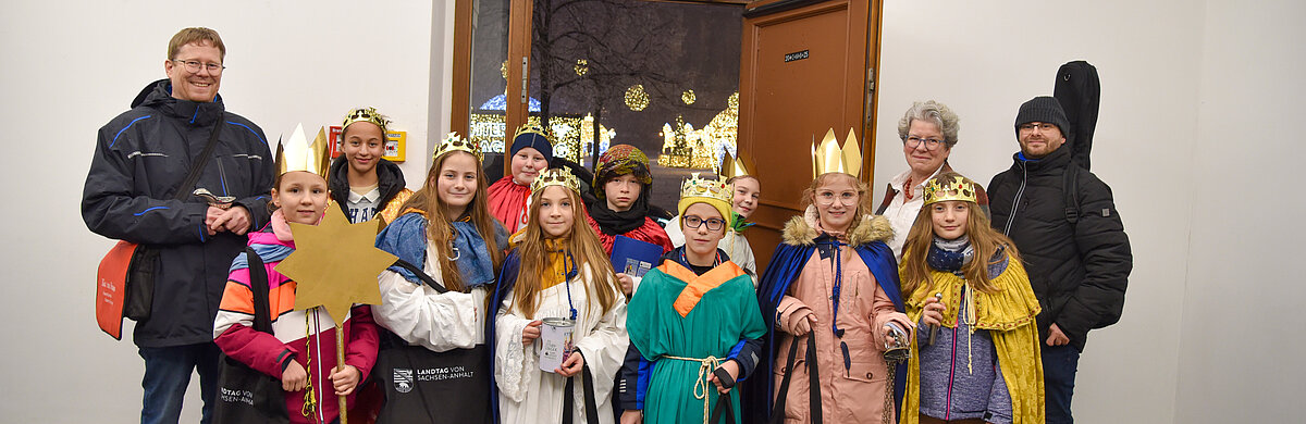 Gruppenfoto der Sternsinger im Foyer des Landtags