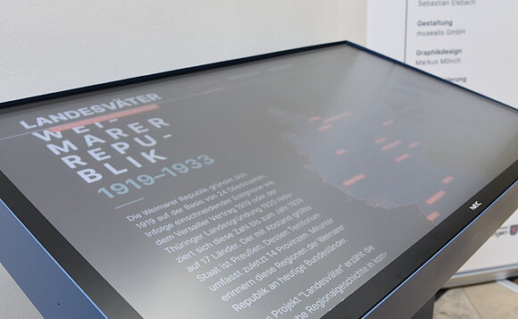 Der Medientisch ist ein großer Touchscreen, auf dem die digitale Ausstellung abgerufen werden kann.