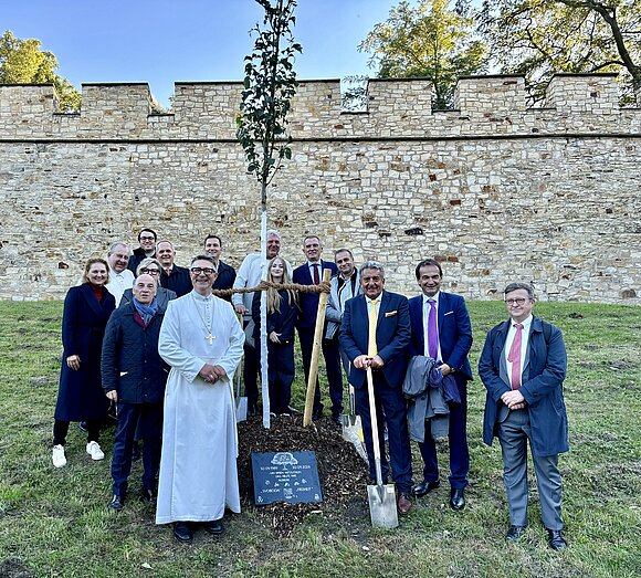 Gruppenbild der Delegation mit soeben gepflanzter Ulme.