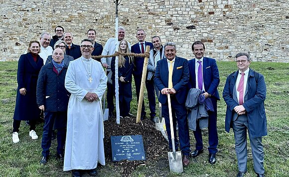 Gruppenbild der Delegation mit soeben gepflanzter Ulme.