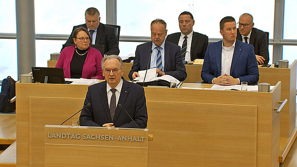 Ministerpräsident Dr. Reiner Haseloff während seiner Regierungserklärung zum Anschlag auf dem Magdeburger Weihnachtsmarkt.