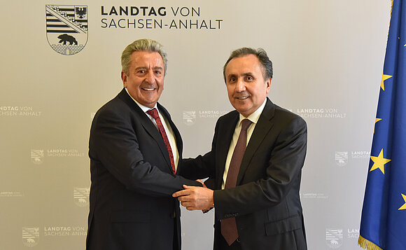 Landtagspräsident Dr. Gunnar Schellenberger hieß den tadschikischen Botschafter in Deutschland, S.E. Dr. Imomudin Sattorov, im Landtag von Sachsen-Anhalt willkommen.