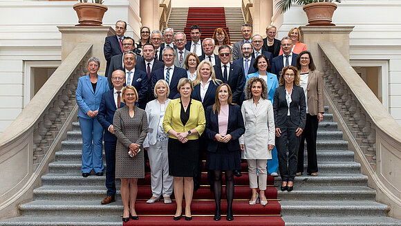 Die Teilnehmerinnen und Teilnehmer der Landtagspräsidentenkonferenz in Berlin beim obligatorischen Gruppenfoto.
