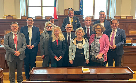 Gruppenbild der Landtagsdelegation im tschechischen Abgeordnetenhaus.