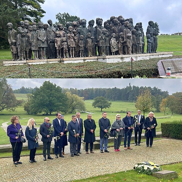 Gruppenbild der Abgeordneten in der Gedenkstätte Lidice.