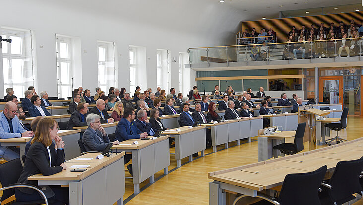 Blick in den vollbesetzten Plenarsaal des Landtags während der Gedenkstunde anlässlich des Holocaustgedenktags 2024.