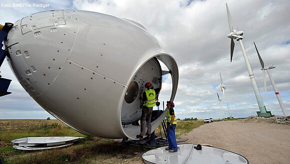 Inspektion der Turbine eines Windrads.