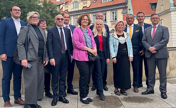 Die Delegation des Landtags in Prag. Generalkonsulin Cornelia Pieper (4.v.l.) hat sich fürs Foto dazugesellt