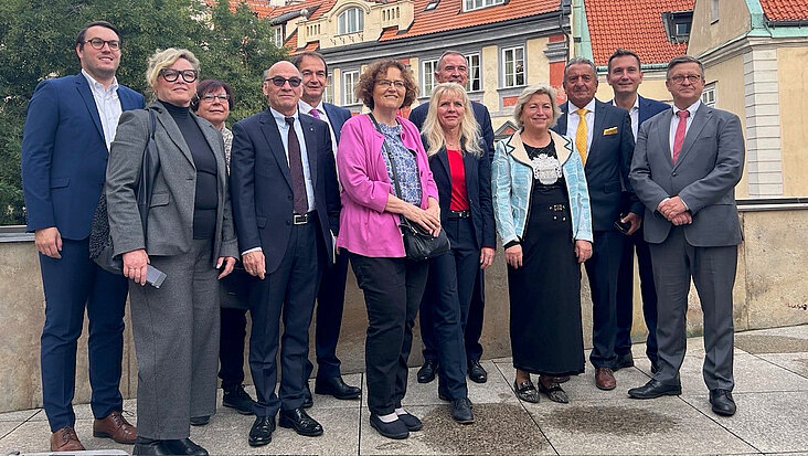 Die Delegation des Landtags in Prag. Generalkonsulin Cornelia Pieper (4.v.l.) hat sich fürs Foto dazugesellt